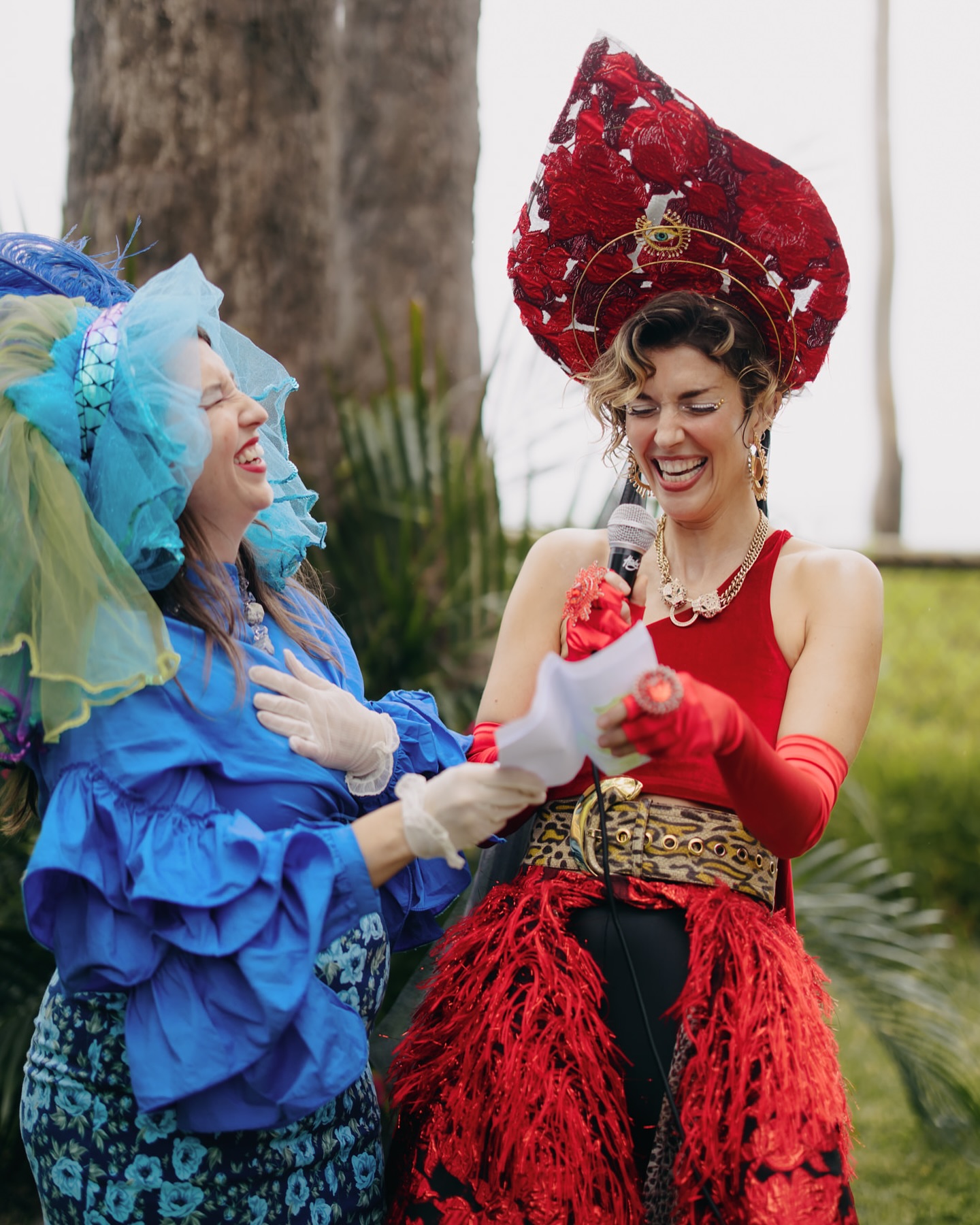 "Они все - любовь моей жизни". Женщина вышла замуж одновременно за 60 человек: как ей это удалось